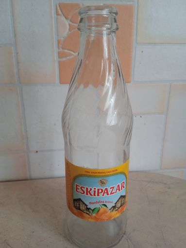 Бутылка маленькая.