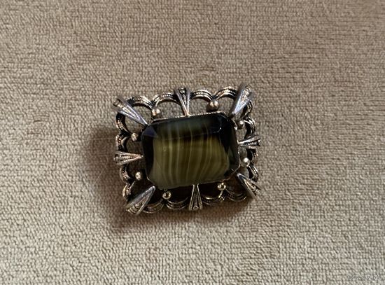 Брошь в стиле Sphinx агатовое стекло Англия 60-е