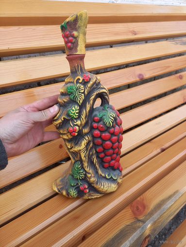 Красивая винтажная глиняная бутылка