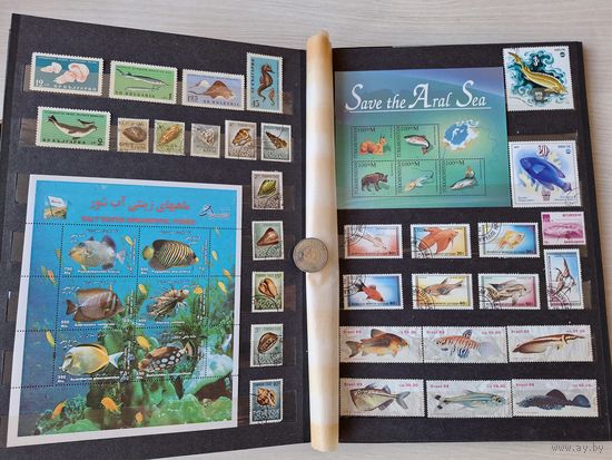 Альбом с марками - фауна морей и рек, рыбы, крабы, акулы, дельфины, киты, раки и др.