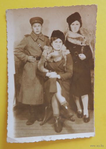 Фото "Офицер НКВД с девочками", 1946 г.